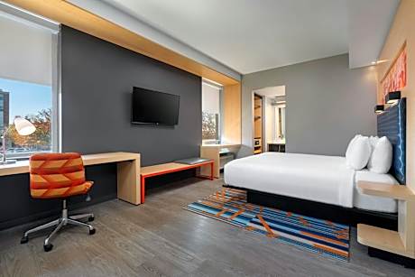 Corner King Room with City View and Roll-In Shower - Mobility Accessible