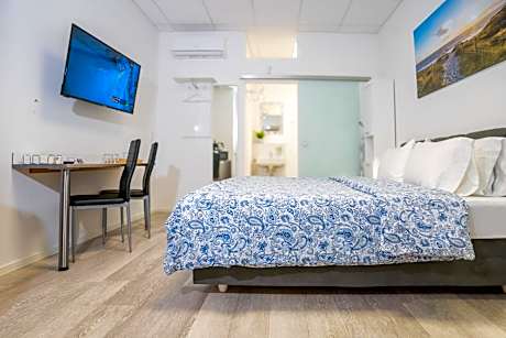 Private room with King Size, ground floor, AC, only 2min to RAB