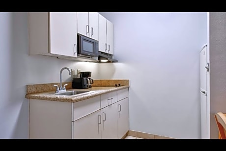 3 Full Beds with Kitchenette Non-Smoking