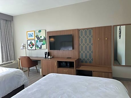 Queen Room with Two Queen Beds - Mobility Access Tub/Non-Smoking