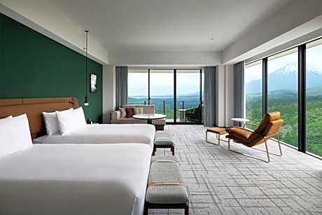 Corner Deluxe Twin Room with Mountain View
