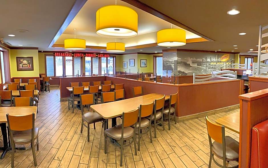 Howard Johnson Hotel by Wyndham by the Falls Niagara Falls