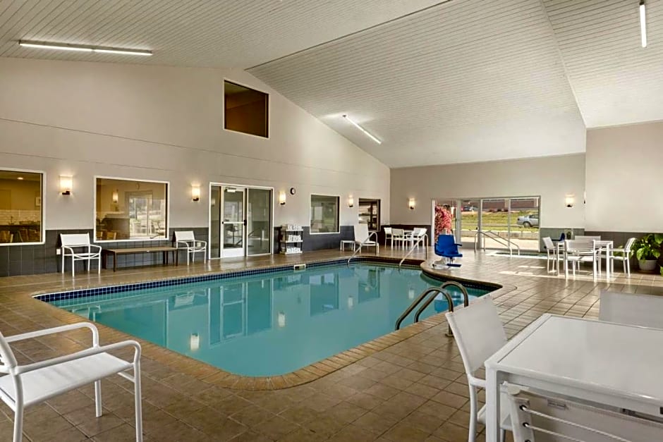 Country Inn & Suites by Radisson, Platteville, WI