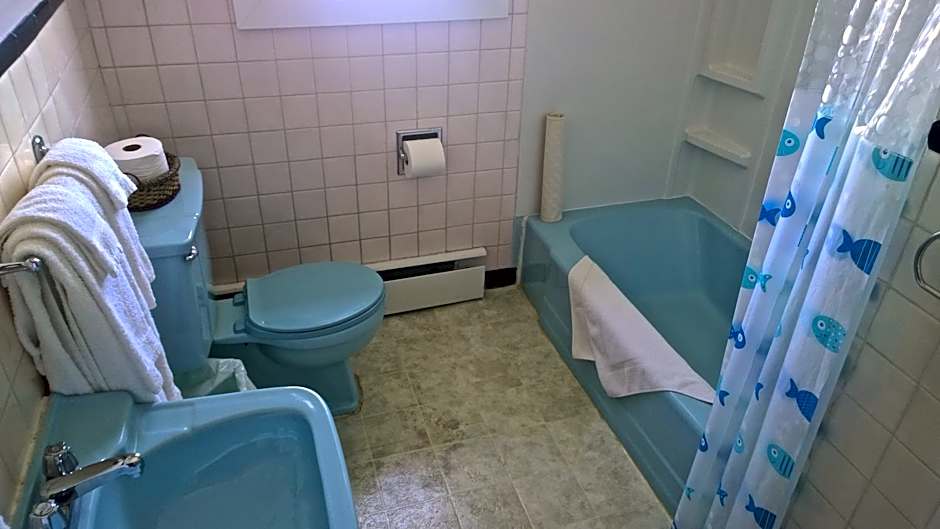 Admiral's Quay Motel & Suites