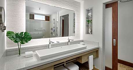 Crystal Lagoon Swim-Up Club Elite Luxury Room With Patio Tranquility Soaking Tub