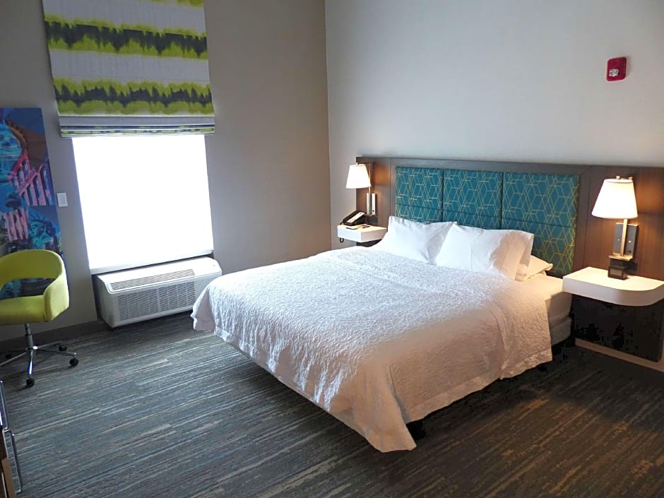 Zdjęcie 1 z 4 — Studio 1 King Bed, Hearing/Mobility Accessible, Roll in Shower