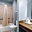 Econo Lodge Inn & Suites
