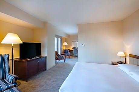 Deluxe Corner King Room with City View