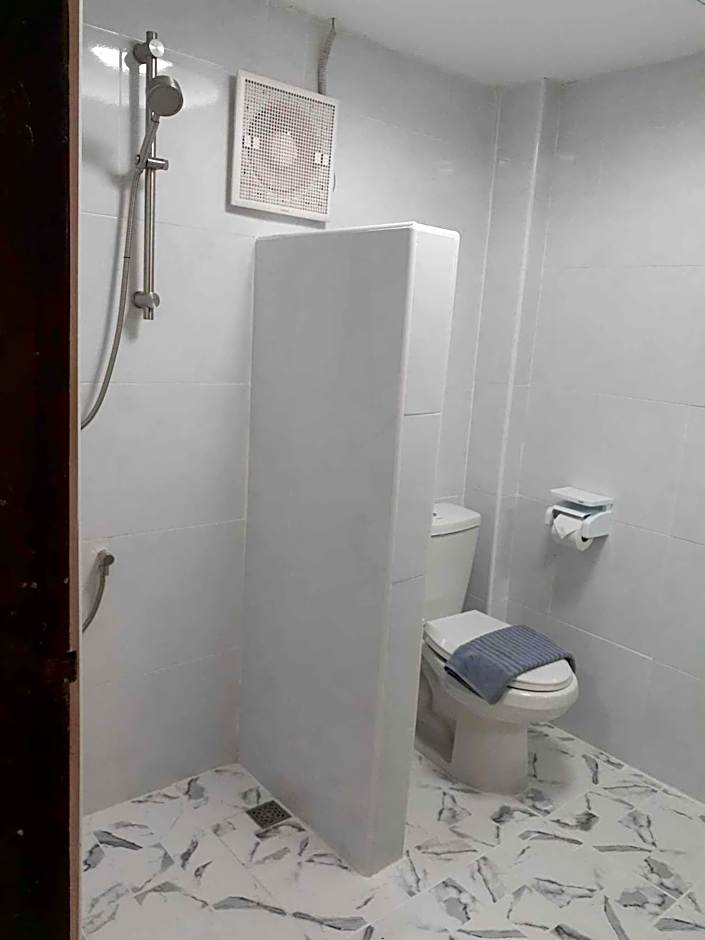 Phratamnak Inn - 100 meter from Beach