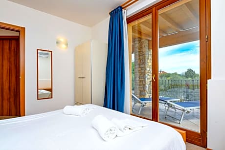 Standard Three-Bedroom Apartment with Lake View