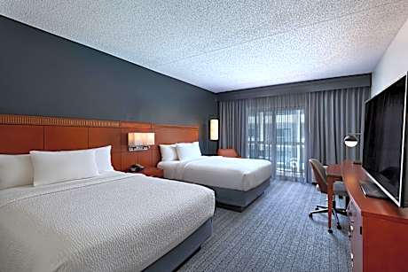 Double Room with Two Double Beds and Adapted Tub - Mobility Accessible