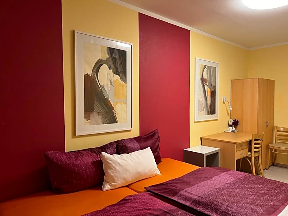 Double or Twin Room with Shared Bathroom — 1 fotoğraftan 1. fotoğraf