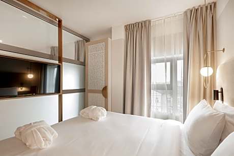 Two-Bedroom Grand Queen Suite with Balcony and Mezzanine