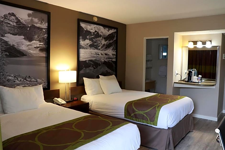 Super 8 by Wyndham Courtenay