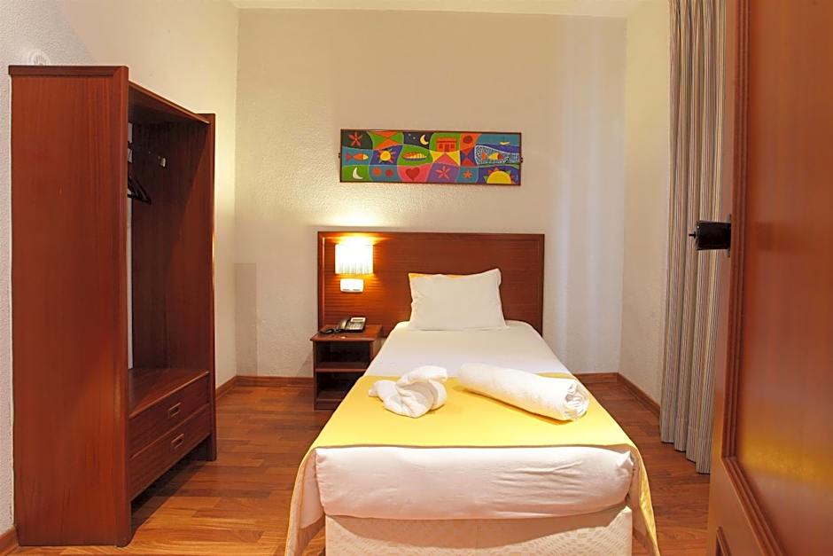 Photo 1 of 4 of Single Room