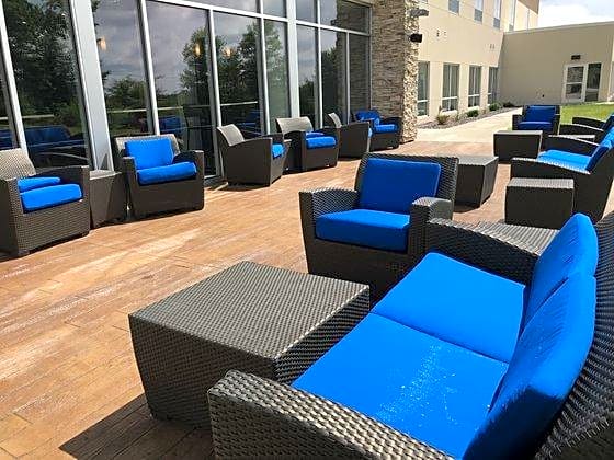 Holiday Inn Express and Suites Hannibal-Medical Center
