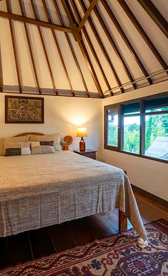 Spacious rustic Balinese villa with large pool