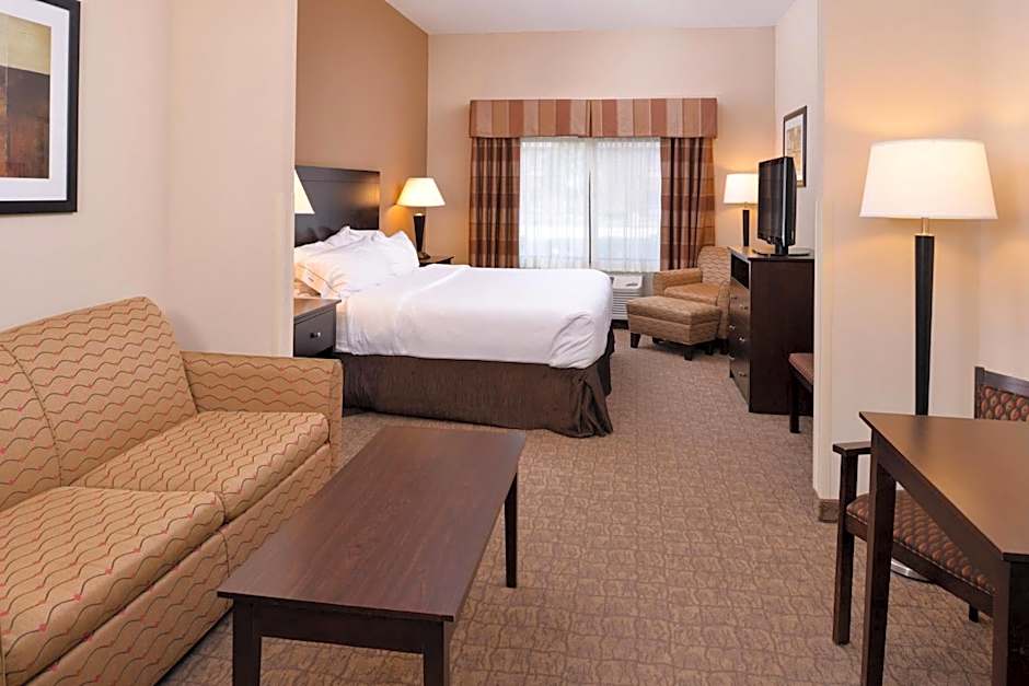 Holiday Inn Express & Suites Fairmont By IHG