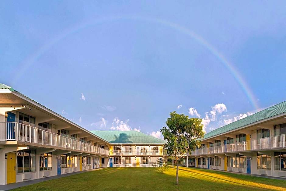 Days Inn & Suites by Wyndham Fort Pierce Midtown
