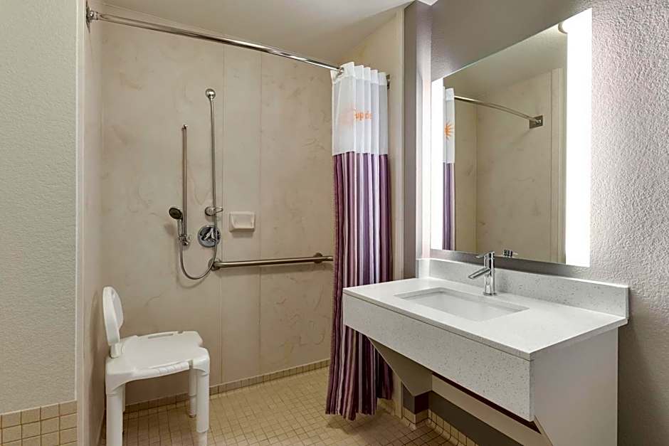 La Quinta Inn & Suites by Wyndham Arlington North Six Flags Drive