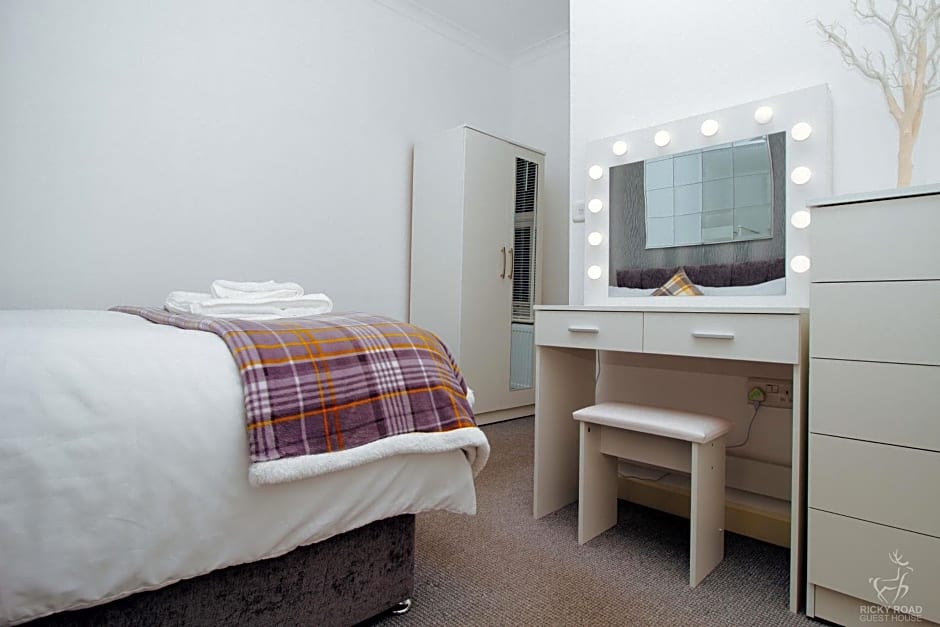 Ricky Road Guest House - Premium