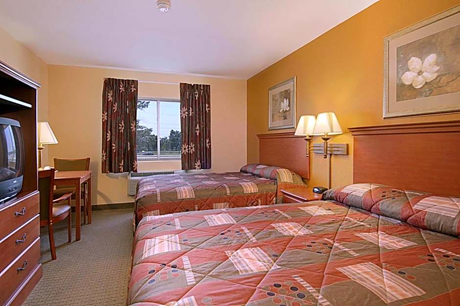 Super 8 by Wyndham Topeka at Forbes Landing
