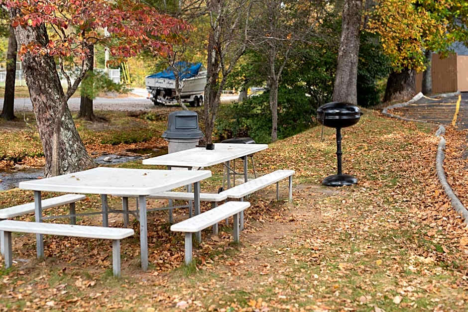 Super 8 by Wyndham Black Mountain