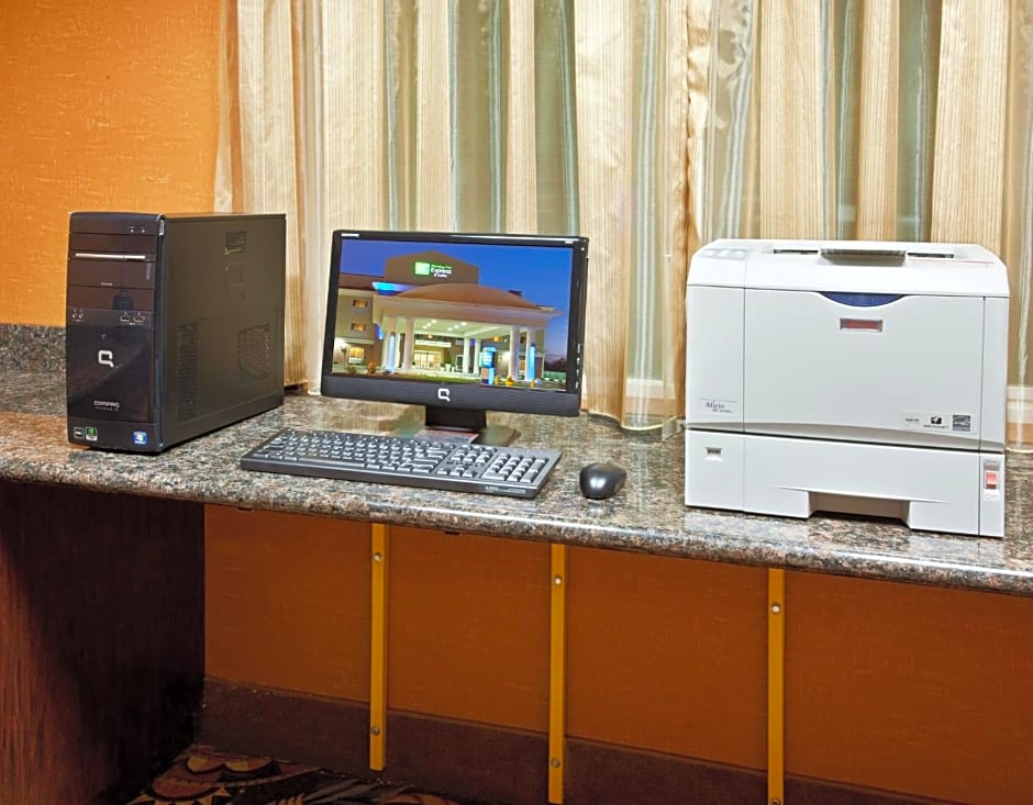 Holiday Inn Express & Suites Sacramento NE Cal Expo By IHG
