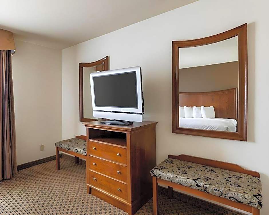 Quality Suites Huntsville Near University