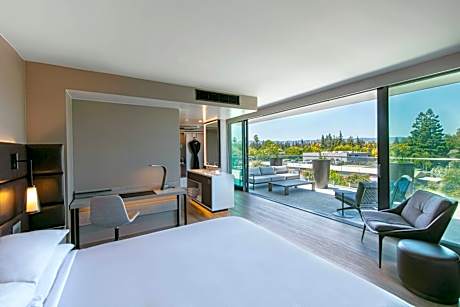 Deluxe King Room with Mountain View And Balcony