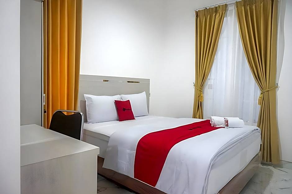 RedDoorz near Araya Family Club House