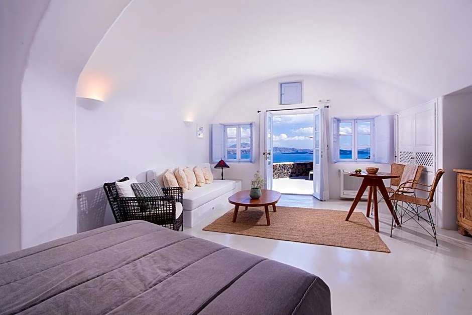 Pezoules of Oia