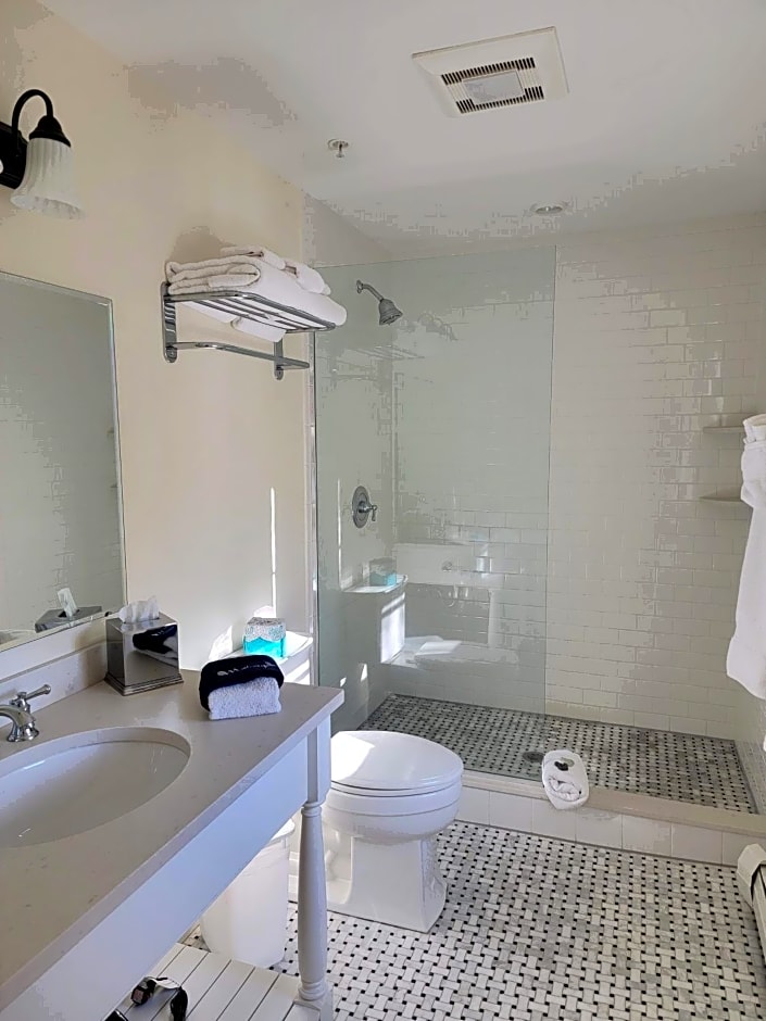 East Wind Inn & Suites