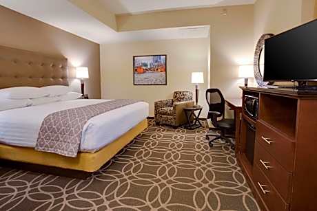 Deluxe King Room - Hearing Accessible, Roll-in Shower