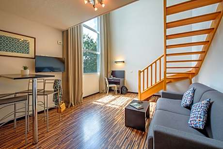 Superior One-Bedroom Apartment Duplex