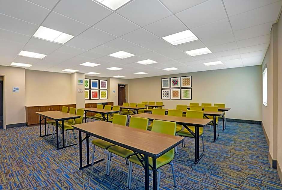 Holiday Inn Express & Suites - Lenexa - Overland Park Area By IHG
