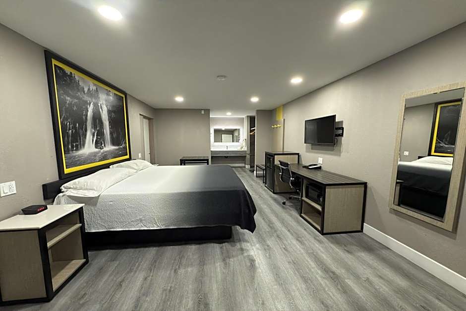 Super 8 by Wyndham Visalia
