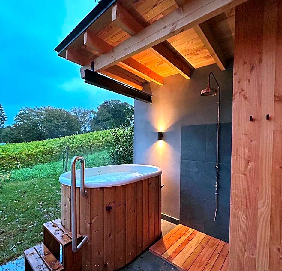 Cabanes avec jacuzzi les pieds dans la vignes