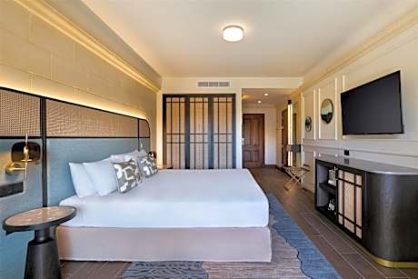 Deluxe Pool View Room