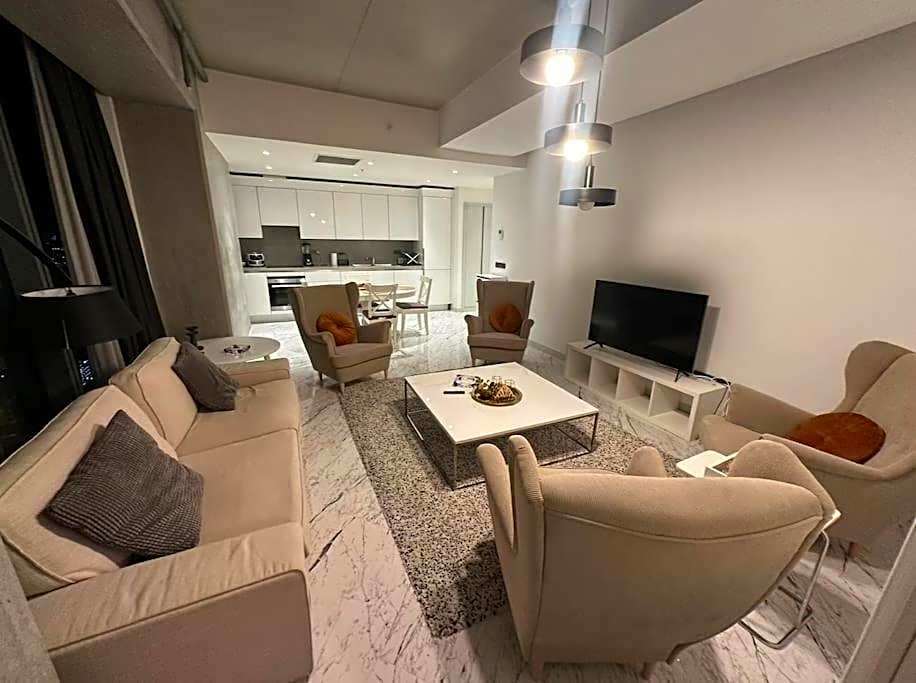 lavish apt with 180 ist view at 40F gym pool 89