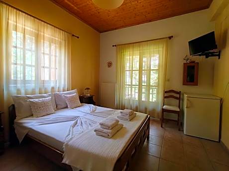 Double Room with Balcony and Garden View