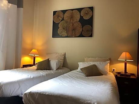 Studio with Twin Beds