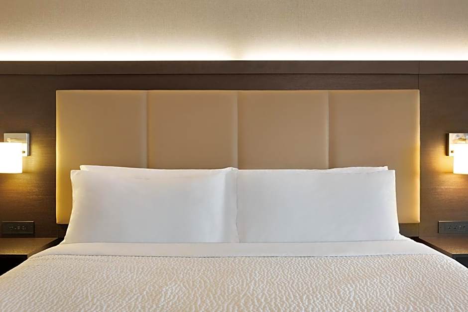 Holiday Inn Express and Suites Redding By IHG