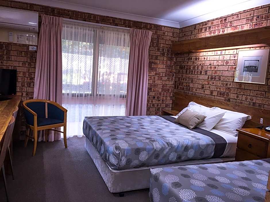 Ten Dollar Town Motel