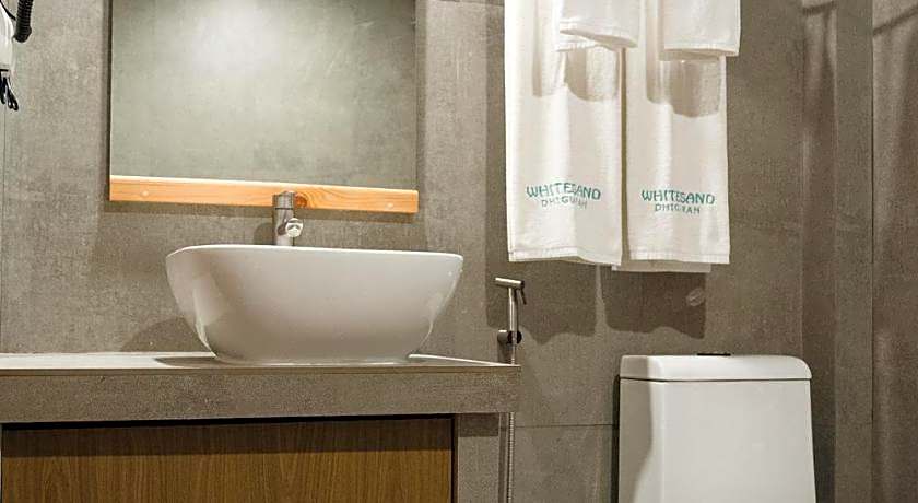 Sunrise by White sand dhigurah 