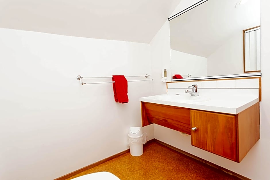 Cascades Lakefront Motel