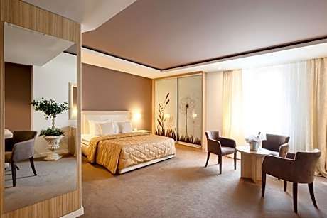 Family Room (2 Adults + 2 Children)