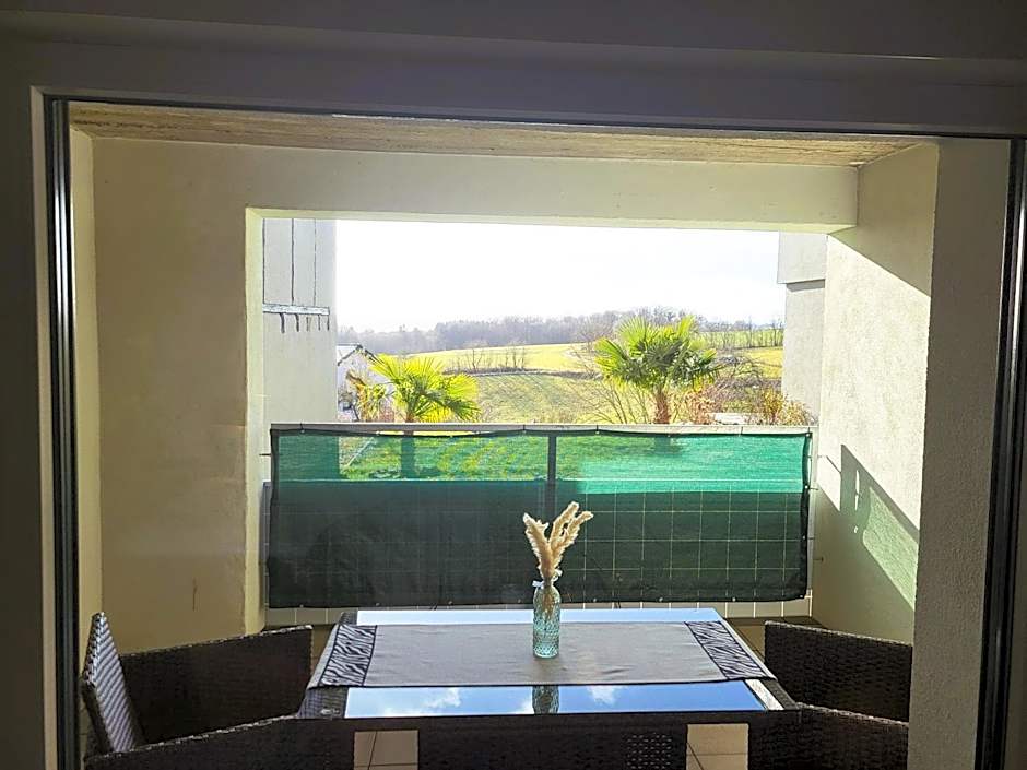 CJS Apartments - Chill or Drive am Nürburgring, new Box Spring Beds, new furniture, free Parking, WLan, TV-Streaming, Quiet Location