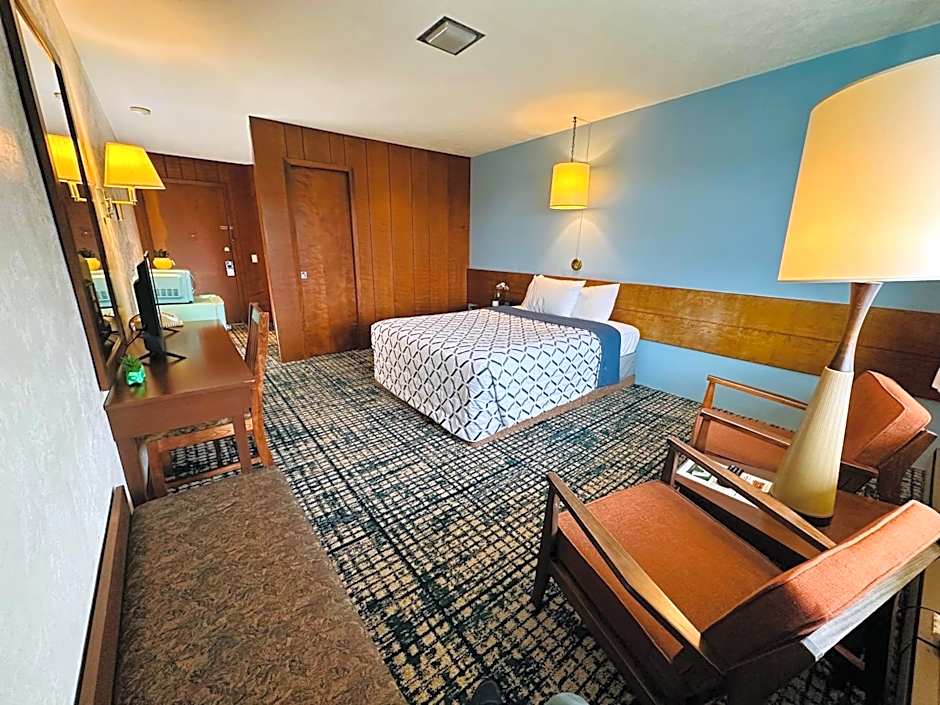 Curly Redwood Lodge