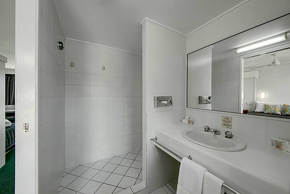 Reef Adventureland Motel